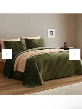 Sunday Citizen Olive Leaf Velvet & Bamboo Queen Quilt & 2 STD Shams Set.